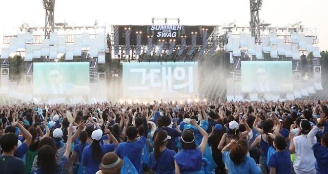 "물 뿌리는 축제 지양해달라"는 당국…싸이 '흠뻑쇼' 측 "방수 마스크 제공"