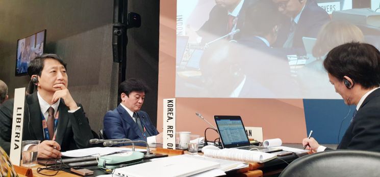 지난 14일(현지시간) 스위스 제네바에서 열린 12차 세계무역기구(WTO) 각료회의 수산보조금 협상에 참석한 안덕근 산업통상자원부 통상교섭본부장(사진 왼쪽). [사진제공 = 산업통상자원부]