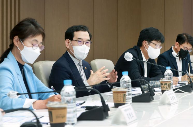 제1차 산업기술 CTO 라운드테이블
    (서울=연합뉴스) 이창양 산업통상자원부 장관이 16일 서울 중구 대한상공회의소 EC룸에서 '제1차 산업기술 CTO 라운드테이블'을 주재하고 있다. 2022.6.16 [산업통상자원부 제공. 재판매 및 DB 금지]
    photo@yna.co.kr
(끝)


＜저작권자(c) 연합뉴스, 무단 전재-재배포 금지＞