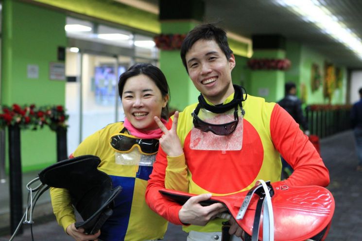 Kim Hye-seon (left) and jockey Park Jae-i are smiling with bright expressions.