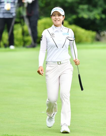 박민지가 한국여자오픈 셋째날 10번홀을 걸어가고 있다.