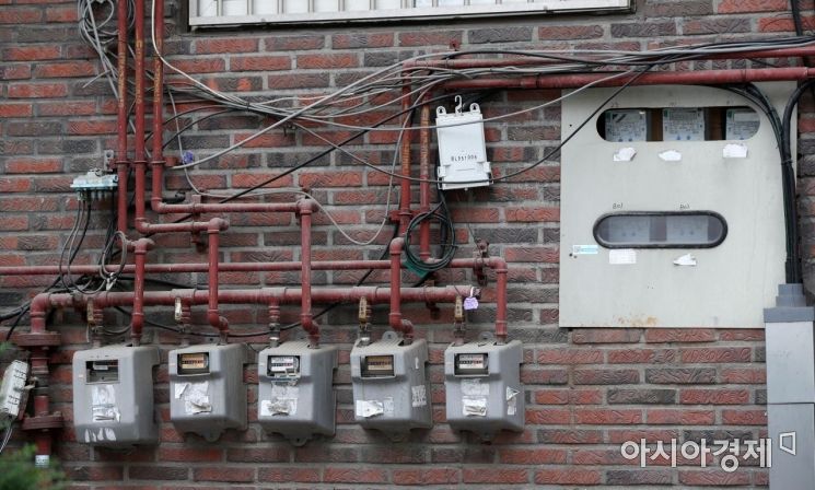 19일 서울 시내의 한 주택가에 설치된 가스계량기과 전기계량기 모습. 주요 생필품과 에너지 가격이 전방위로 치솟고 전기·수도·가스 등 공공요금 인상마저 물가 급등의 주요한 원인으로 작용하면서 물가당국의 고민이 깊어지고 있다./김현민 기자 kimhyun81@