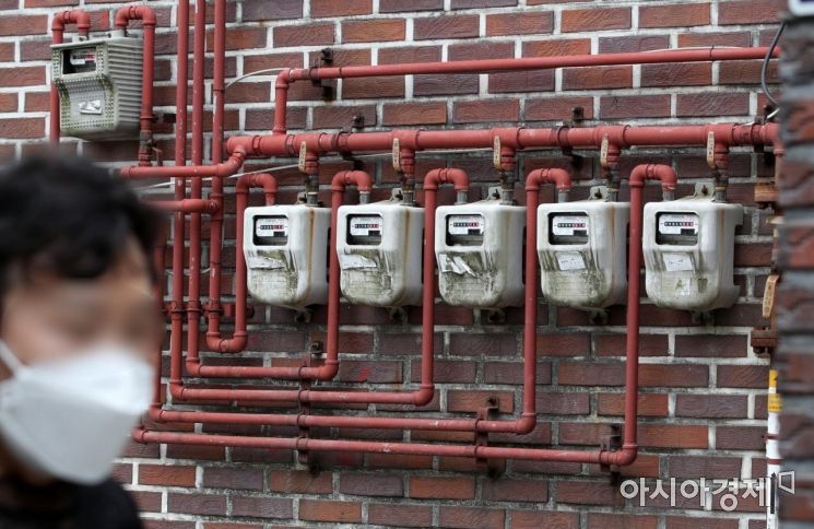 19일 서울 시내의 한 주택가에 설치된 가스계량기 모습. 주요 생필품과 에너지 가격이 전방위로 치솟고 전기·수도·가스 등 공공요금 인상마저 물가 급등의 주요한 원인으로 작용하면서 물가당국의 고민이 깊어지고 있다./김현민 기자 kimhyun81@