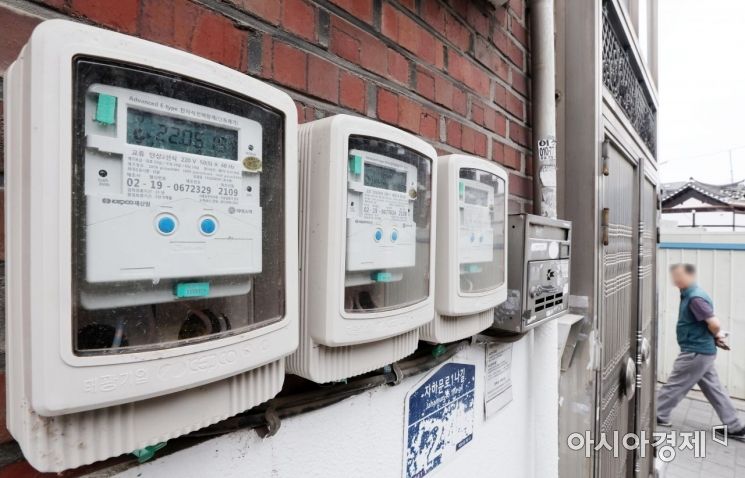 전기요금 인상여부 발표가 임박한 19일 서울 시내의 한 주택가에 설치된 전기계량기 모습. 주요 생필품과 에너지 가격이 전방위로 치솟고 전기·수도·가스 등 공공요금 인상마저 물가 급등의 주요한 원인으로 작용하면서 물가당국의 고민이 깊어지고 있다. 정부가 한국전력의 전기요금 인상 요구를 수용하면 이미 5%대 중반을 기록한 소비자 물가 상승률이 6%를 넘어설 수 있다는 우려가 나온다./김현민 기자 kimhyun81@