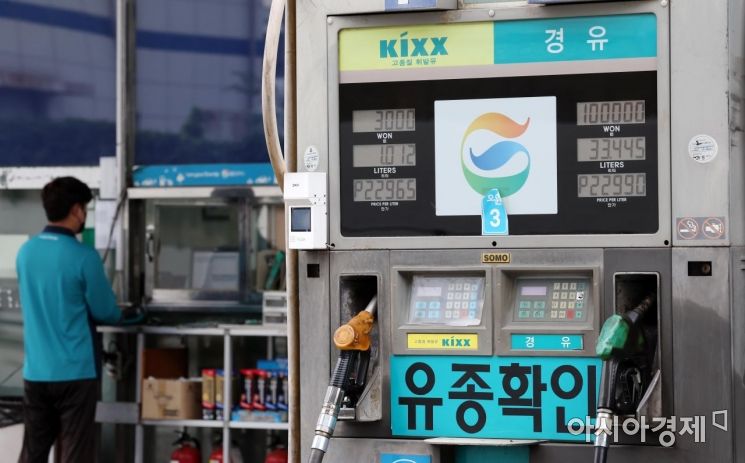 기름값이 연일 치솟으면서 혜택이 있는 신용카드를 찾거나 상대적으로 저렴한 주유소를 찾는 등 주유비를 아끼기 위한 자구책을 고민하는 이들이 늘어나고 있다. 사진은 지난 19일 서울의 한 주유소 모습.