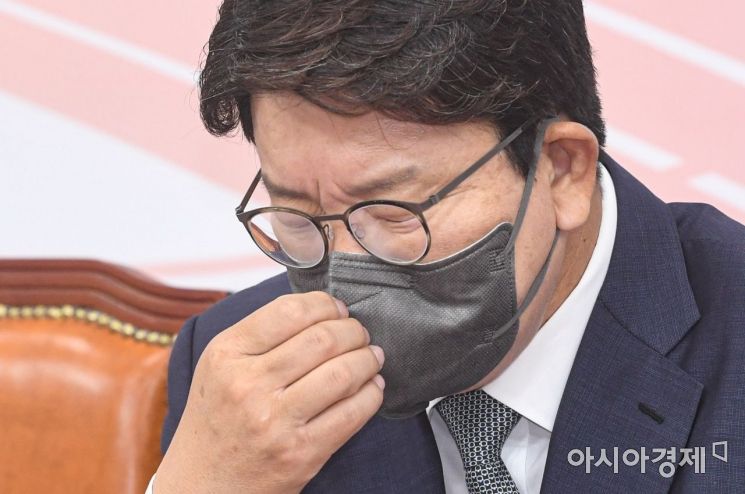 이준석 국민의힘 대표와 배현진 최고위원이 20일 국회에서 열린 최고위원회의에서 비공개 회의 현안 논의 문제를 놓고 갈등을 빚자 권성동 원내대표가 짜증나는 표정을 짓고 있다./윤동주 기자 doso7@