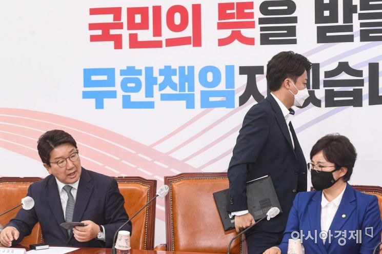 이준석 국민의힘 대표가 20일 국회에서 열린 최고위원회의에서 비공개 회의 현안 논의 문제를 놓고 배현진 최고위원과 논쟁을 벌인 뒤 회의장을 나서고 있다./윤동주 기자 doso7@