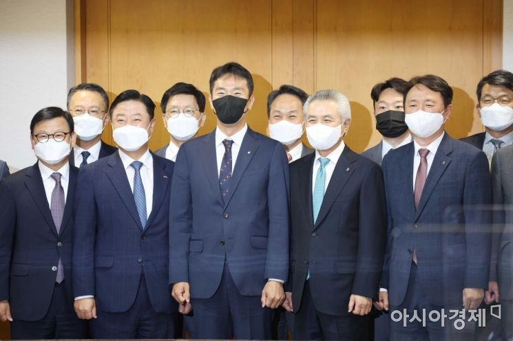 이복현 금융감독원장이 20일 서울 중구 은행회관에서 은행장들과 간담회를 갖기 전 기념촬영을 하고 있다. /문호남 기자 munonam@
