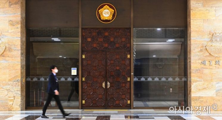 국회 공백이 20일 넘계 지속되고 있는 20일 국회 본회의장 문이 굳게 닫혀 있다./윤동주 기자 doso7@