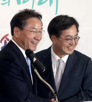 유정복 인천시장 당선인(왼쪽)과 김동연 경기도지사 당선인이 13일 오후 인천시 연수구 G타워 내 인천시장직 인수위원회에서 열린 환담 자리에서 악수하며 환하게 웃고 있다. [이미지출처=연합뉴스]