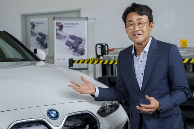 정상환 BMW코리아 이사가 최근 출시된 전기차 i4 앞에서 차량특징을 설명하고 있다.＜사진제공:BMW코리아＞