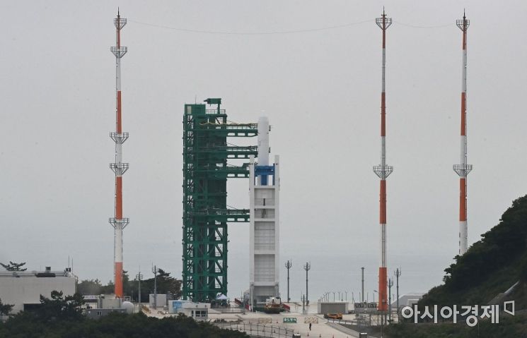 한국형 발사체 누리호(KSLV-Ⅱ)가 전남 고흥 나로우주센터 발사장에 기립해 있다. 아시아경제DB