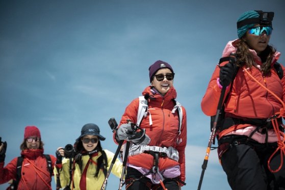 배우 이시영(왼쪽에서 세 번째)을 포함한 여성 산악인 80여명이 해발고도 4164m 브라이트호른 정상에 올랐다. /사진=스위스관광청 제공