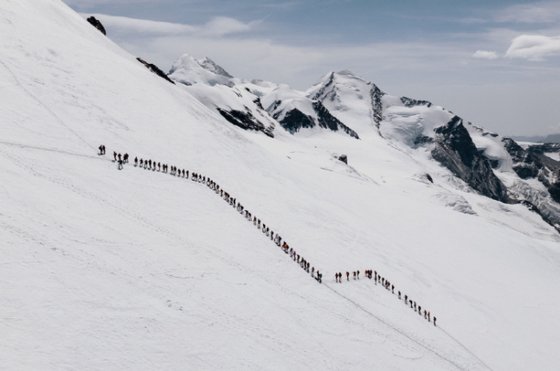 행사에 참여한 여성 산악인들이 만든 인간 띠. /사진=스위스관광청 제공