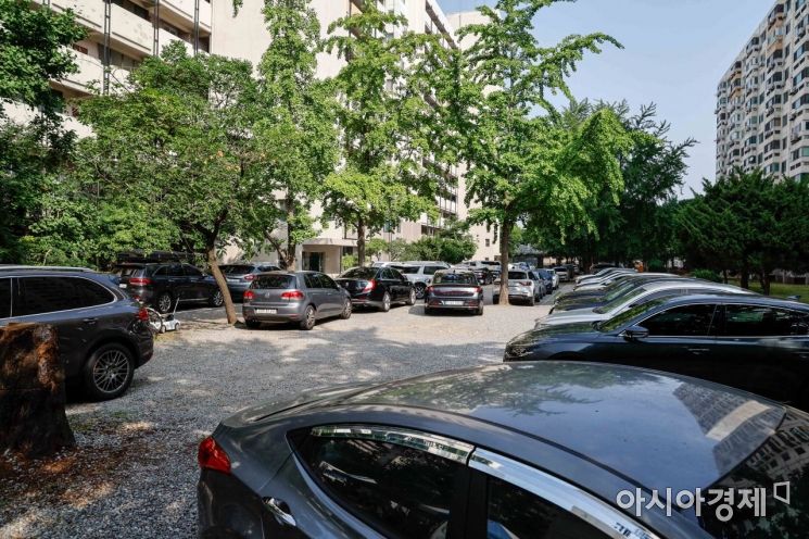 서울 한 아파트 주차장에 차량이 주차돼 있다./강진형 기자aymsdream@