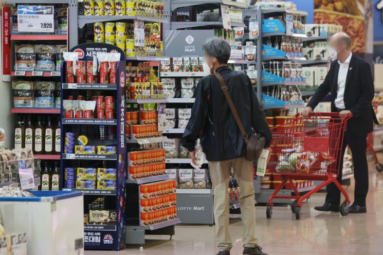 팍팍한 밥상이 코앞…식품값 '도미노 폭등' 천장 뚫는 환율 어쩌나[Why&Next]