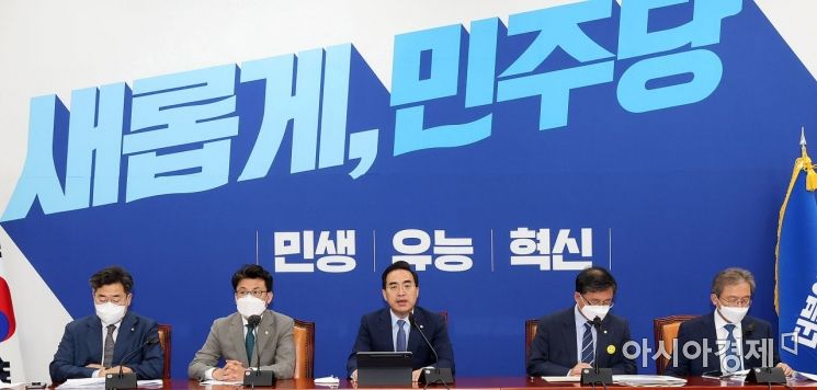 박홍근 더불어민주당 원내대표가 21일 국회에서 열린 원내대책회의에 참석, 모두발언을 하고 있다./윤동주 기자 doso7@