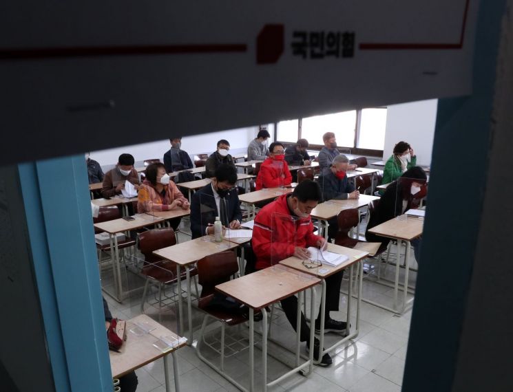 17일 오전 강원 원주시 상지대학교에서 열린 2022년 국민의힘 공직 후보자 기초자격평가(PPAT)에서 제8회 전국동시지방선거 강원도 광역·기초의원 공천 신청자들이 시험 시작을 기다리고 있다. 2022.4.17 [이미지출처=연합뉴스]