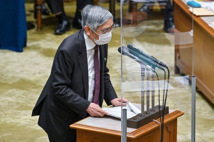 구로다 하루히코 일본은행 총재가 지난 6월 도쿄의 참의원 본회의에 출석해 환율에 대해 묻는 의원들의 질문에 답하고 있다. [이미지출처=연합뉴스]