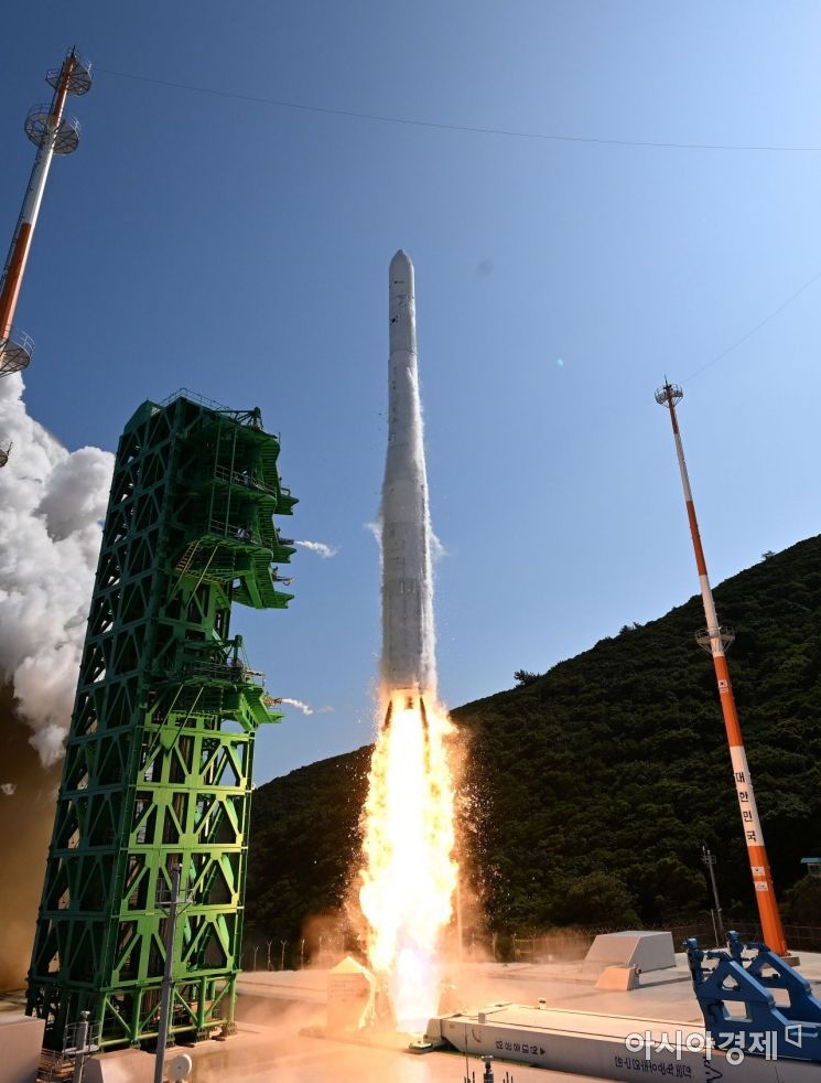 순수 국내 기술로 설계 및 제작된 한국형 발사체 누리호(KSLV-Ⅱ)가 21일 전남 고흥군 나로우주센터 발사대에서 화염을 내뿜으며 우주로 날아오르고 있다. 실제 기능이 없는 모사체(더미) 위성만 실렸던 1차 발사와 달리 이번 2차 발사 누리호에는 성능검증위성과 4기의 큐브위성이 탑재됐다./고흥=사진공동취재단