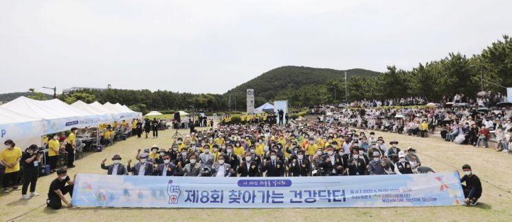 ‘찾아가는 건강닥터’ … 코로나 걷힌 하늘서 연날리기, 장애인 마음치유 봉사