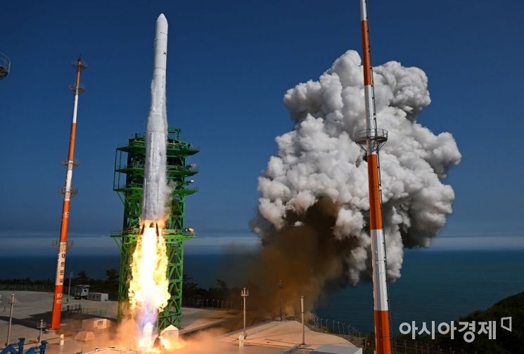 순수 국내 기술로 설계 및 제작된 한국형 발사체 누리호(KSLV-Ⅱ)가 21일 전남 고흥군 나로우주센터 발사대에서 화염을 내뿜으며 우주로 날아오르고 있다. 실제 기능이 없는 모사체(더미) 위성만 실렸던 1차 발사와 달리 이번 2차 발사 누리호에는 성능검증위성과 4기의 큐브위성이 탑재됐다./고흥=사진공동취재단