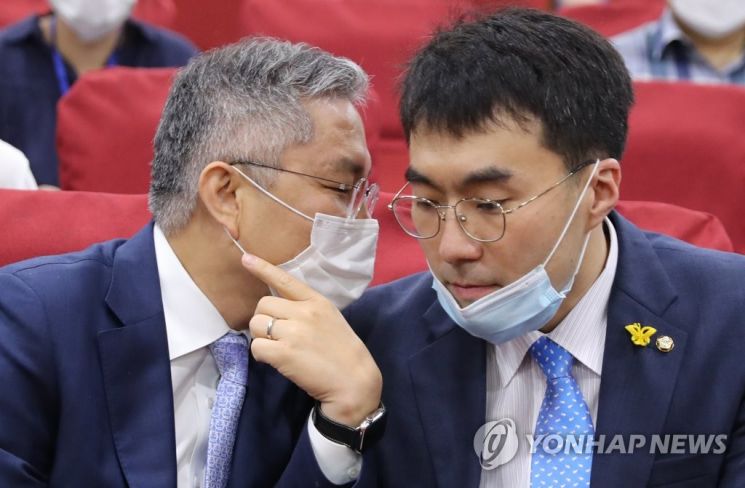 최강욱(왼쪽), 김남국 더불어민주당 의원./연합뉴스