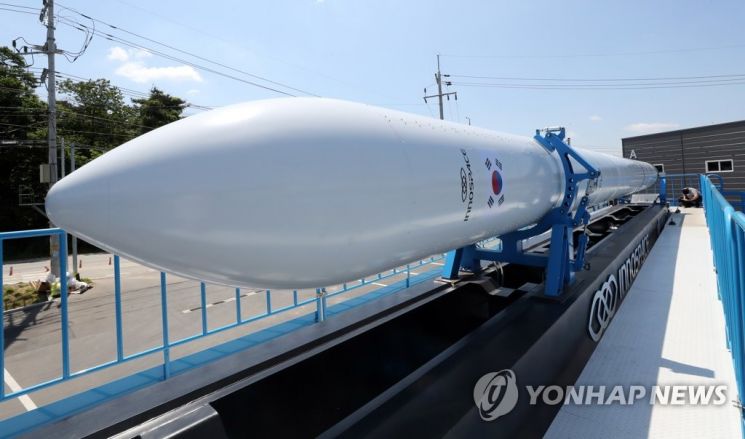 지난달 공개된 '이노스페이스'의 시험발사체 '한빛-TLV' / 사진=연합뉴스