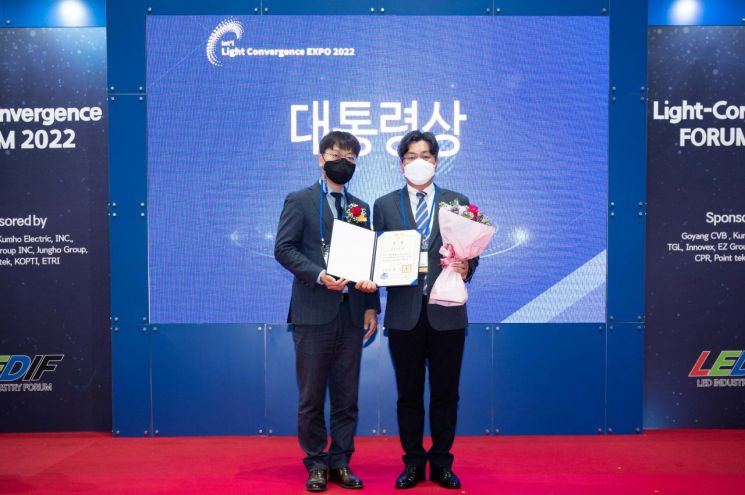 삼성전자 차량용 픽셀 LED가 21일 경기도 일산 킨텍스에서 열린 '국제광융합 O2O 엑스포'에서 대통령상을 받았다. 오른쪽은 삼성전자 LED사업팀 전략마케팅팀 상무.(이미지 출처=연합뉴스)