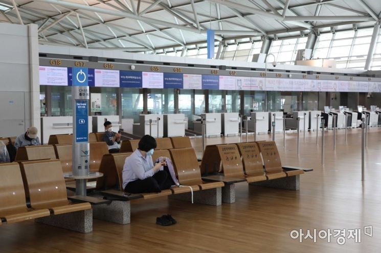 여름 휴가철 해외여행 수요가 늘고 있는 지난달 22일 인천국제공항 제1여객터미널 출국장 모습. /문호남 기자 munonam@