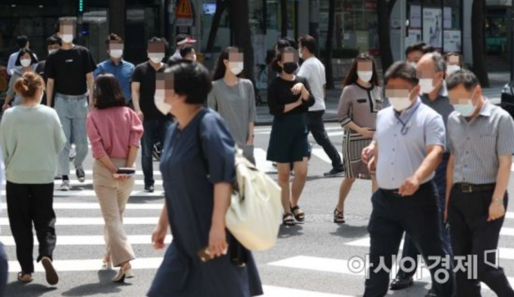 서울 무교로에서 직장인들이 점심식사를 위해 식당으로 향하고 있다. 사진=아시아경제DB.