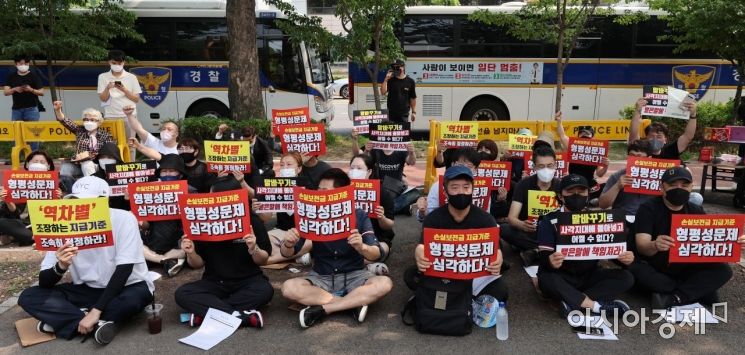 손실보전금 사각지대에 놓인 소상공인인들이 22일 서울 용산구 전쟁기념관 앞에서 집회를 열고 손실보전금 지급기준 확대를 촉구하고 있다.