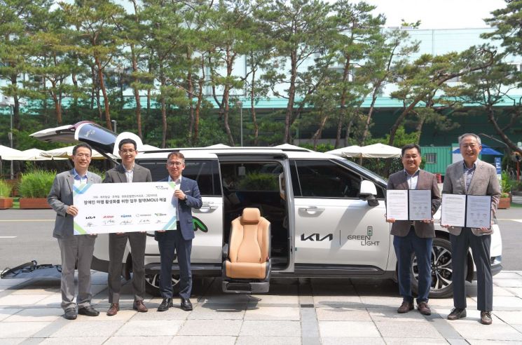 이덕현 기아 경영전략실장(사진 왼쪽부터), 김경원 제주항공 커머셜전략실장, 원종철 코레일 미래전략실장, 이상혁 한화호텔앤드리조트 HR그룹장, 김춘만 사단법인 그린라이트 이사가 ‘초록여행’ 장애인 전용 차량 앞에서 기념촬영을 하고 있다.＜사진제공:현대차그룹＞