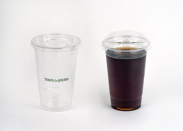 뚜레쥬르의 아이스 음료컵 전후 비교. 왼쪽은 기존 컵, 오른쪽은 무인쇄 양각 아이스컵.