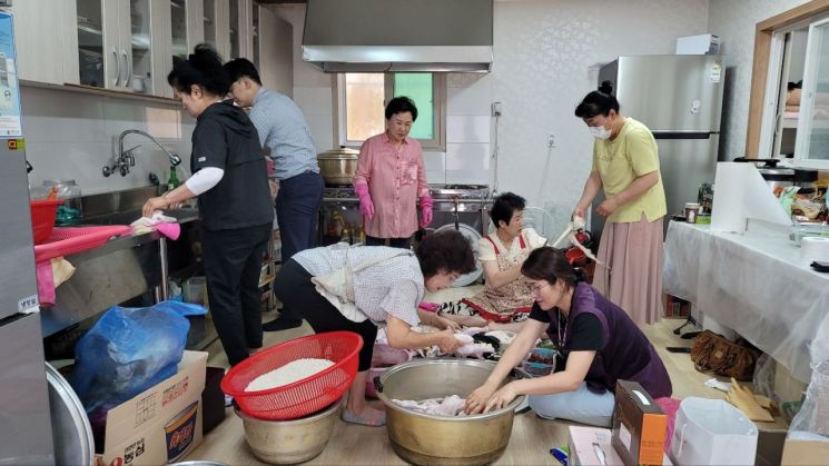 어르신~ 전복삼계탕 쏩니다 … 영덕군 남정면 지사협, 이른 무더위 여름 보양식 지원사업