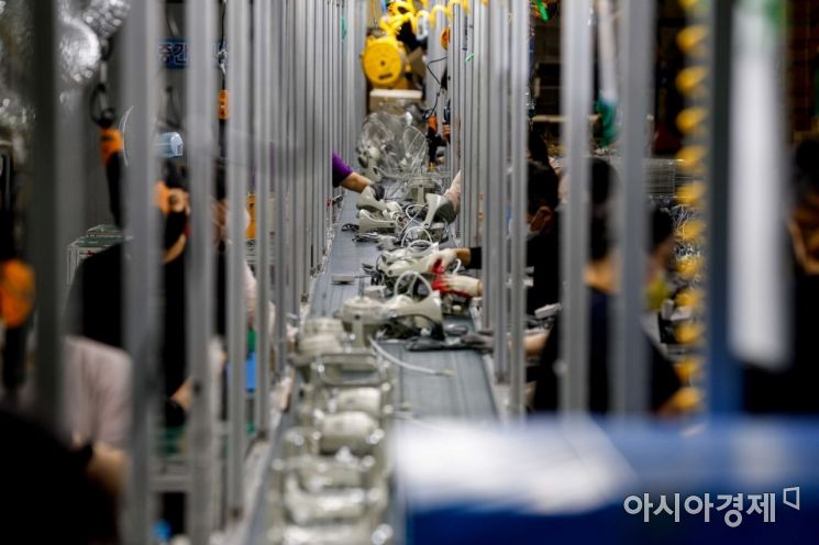 충남 신일전자 천안공장 1층 생산라인에서 직원들이 수작업으로 제품을 조립하고 있다./천안=강진형 기자aymsdream@