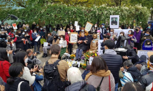 2020년 10월13일 독일 베를린 미테구청 앞에서 구청의 `평화의 소녀상` 철거명령 항의 시위에 200여명이 참여한 모습. /사진=연합뉴스