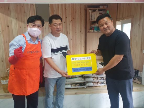 [포토] 광주금남로타리클럽, 서구 화정1동에 사랑의 백미 전달