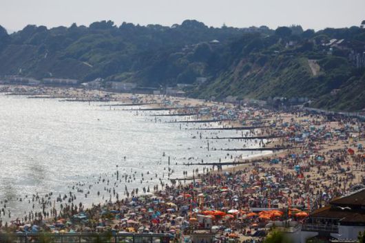 지난 17일 영국의 휴양도시인 본머스의 해변이 더위를 피해 나온 피서객들로 붐비고 있다. /사진=로이터 연합뉴스