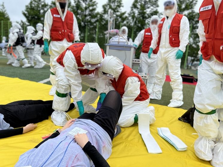 A representative from Daedong Hospital is participating in the '2022 Radiation Non-Exposure Medical Support Team Pilot Training' and receiving patient treatment training.