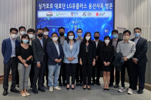 LG유플러스는 싱가포르 정보통신부(MCI), 싱텔, 싱가포르 국립대학교(NSU), 싱가포르 양자 엔지니어링 프로그램(QEP) 대표단이 양자내성암호(PQC) 기술을 탐색하고 협력방안을 모색하기 위해 서울 용산사옥을 방문했다고 24일 밝혔다. 사진은 싱가포르 대표단이 기념촬영을 하는 모습