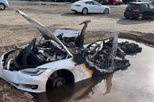 미국 캘리포니아주 한 폐차장에 방치돼 있던 테슬라 차량에서 화재가 발생했다. /사진=새크라멘토 메트로폴리탄 소방국 제공