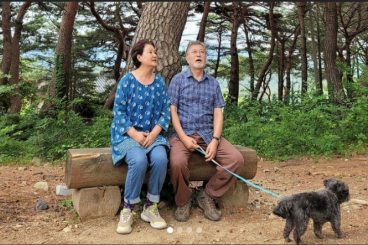 "히말라야 아닙니다"…文 전 대통령, 퇴임 후 SNS로 소통 이어가