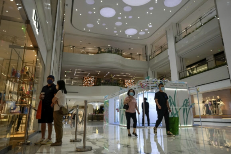 코로나19로 문을 닫았던 중국 베이징 쇼핑몰이 문을 다시 열자 중국인들이 방문하고 있다. 중국은 코로나19로 인해 상하이를 봉쇄했고 이 때문에 봉쇄된 곳은 경기 침체를 맞았다. [이미지출처=연합뉴스]