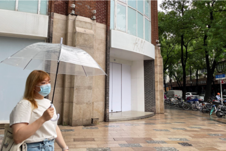 간판 사라진 H&M… 봉쇄·불매운동 속 상하이 대표 매장 폐쇄