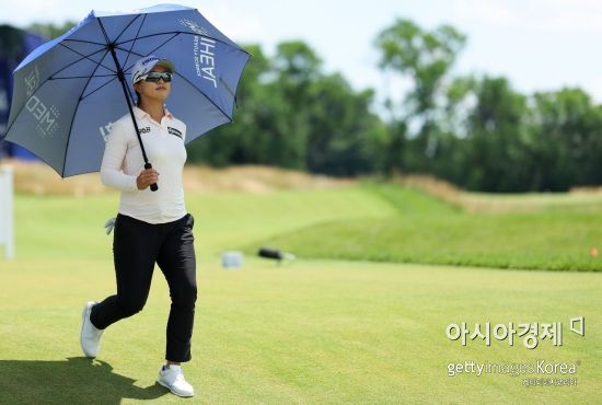 김세영이 메이저 KPMG위민스 PGA챔피언십 셋째날 15번홀에서 티 샷 직후 우산을 쓰고 걸어가고 있다. 베데스다(미국)=Getty images/멀티비츠
