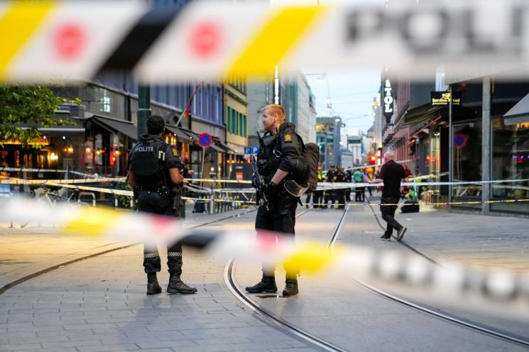 성소수자 축제 앞둔 오슬로서 총기난사, 2명 사망·21명 부상…"극단적 이슬람 테러"