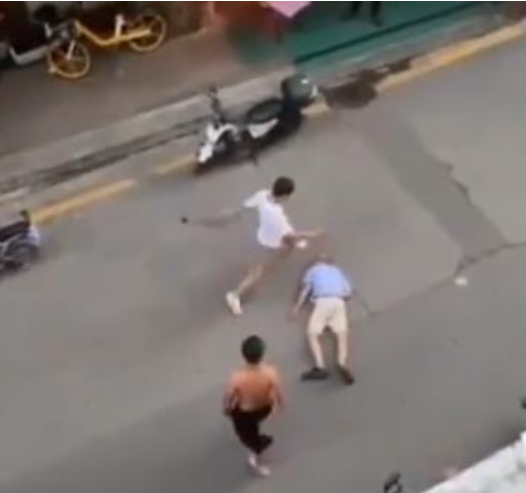 "무슨 원한이 있길래"…중국서 젊은이들이 노인 폭행하는 영상 확산