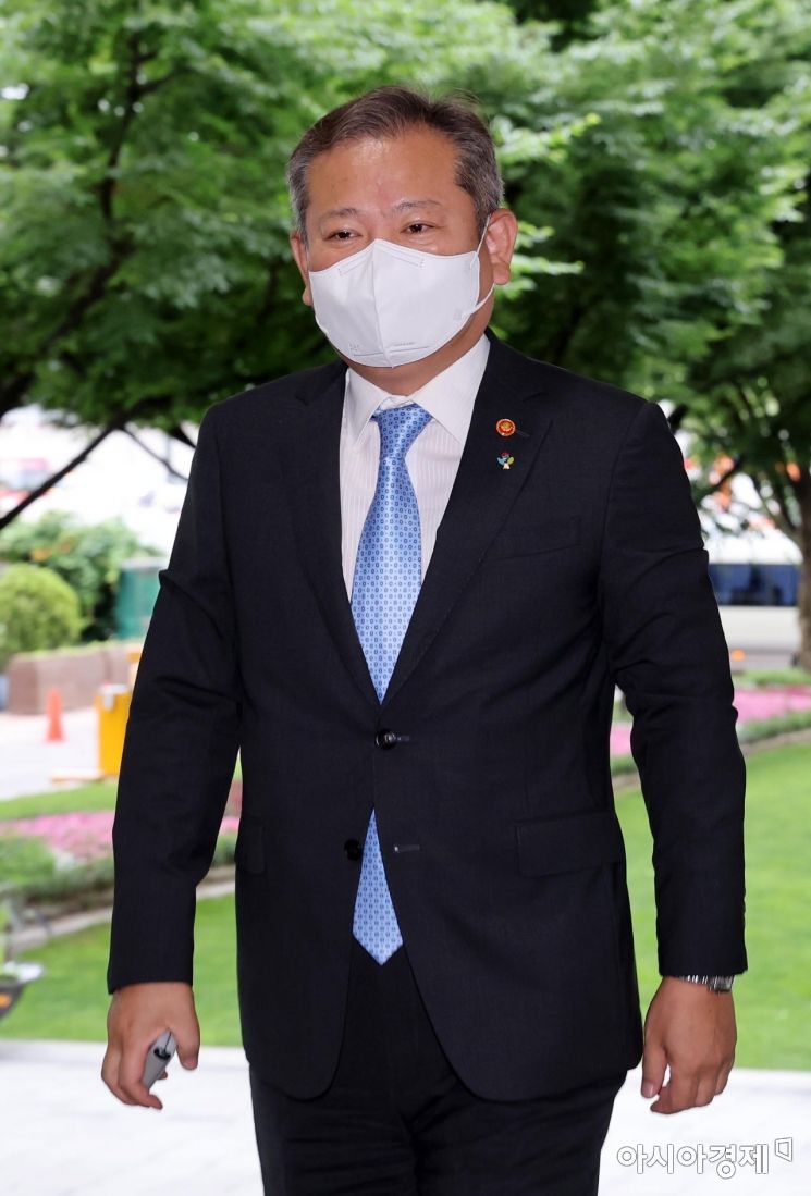 [포토] 서울청사로 출근하는 이상민 장관