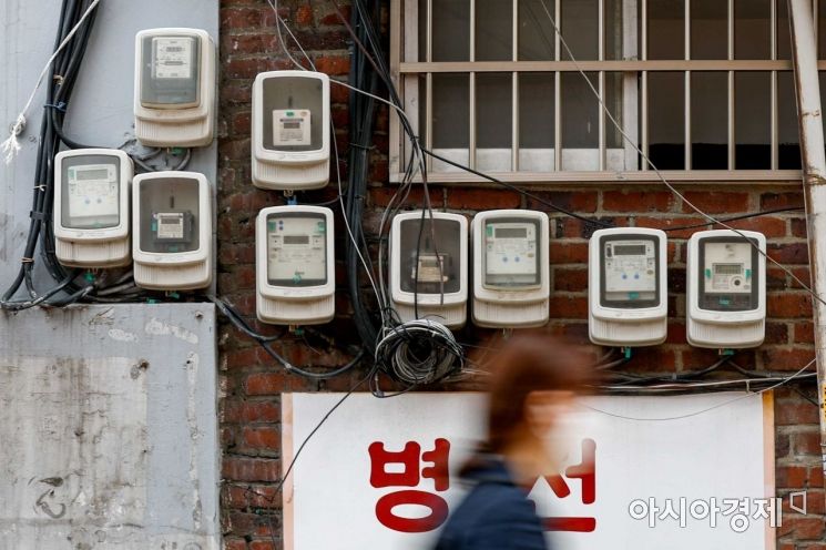 3분기 전기요금 연료비 조정단가 발표가 예정된 지난달 27일 서울 한 상가에 전기 계량기가 설치돼 있다./강진형 기자aymsdream@